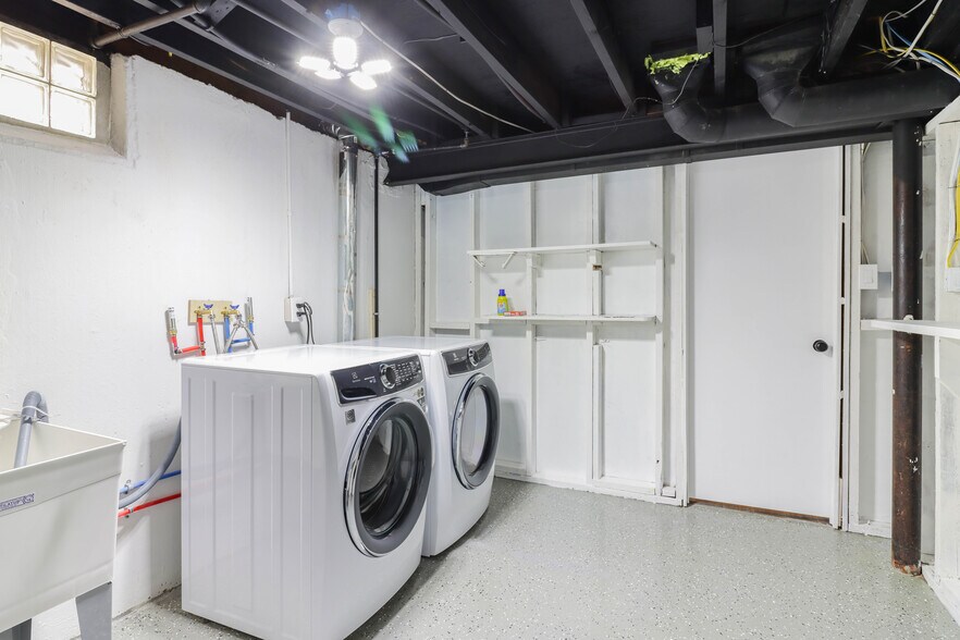 Laundry - 29744 Rosslyn Ave