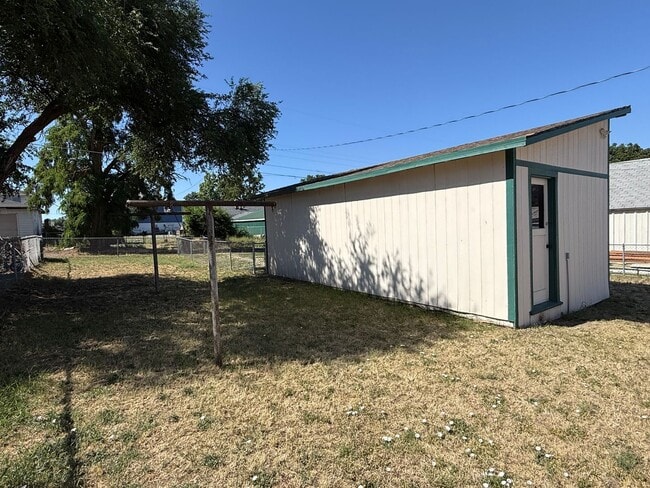 Building Photo - 1 Bed 1 Bath home with fenced yard and a s...