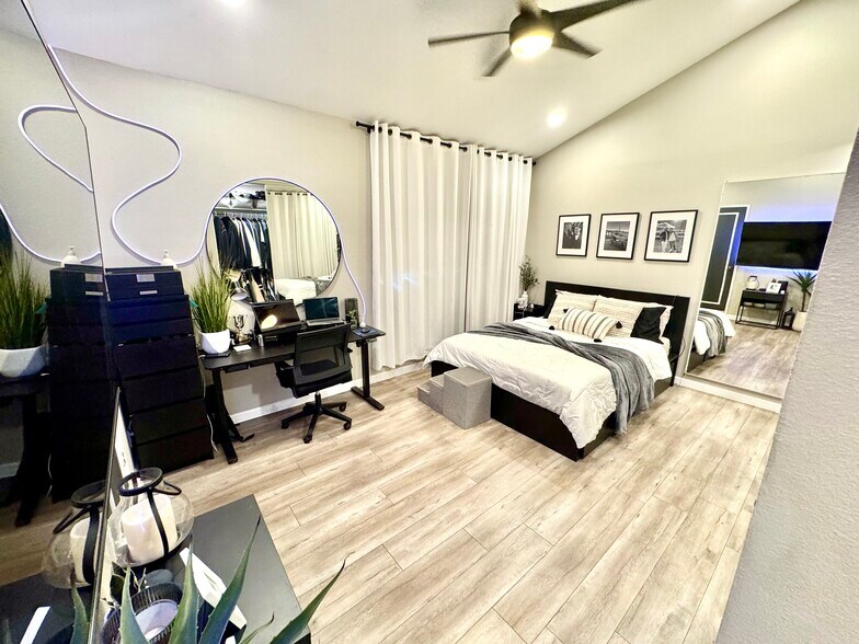 Building Photo - 1151 W Badillo St