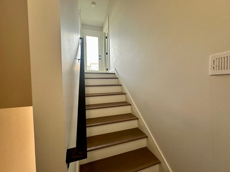 Building Photo - 16 Walnut St NE