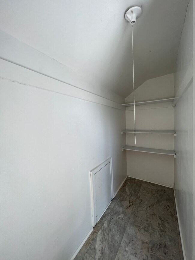Building Photo - Remodeled 1 bedroom with bonus room