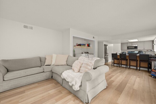 Building Photo - Spacious lot with no back house!