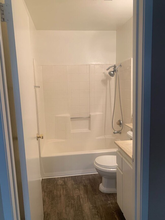 Building Photo - Large 2 Bedroom 2 Bath Condo with 1 Parking Space in Long Beach Coming Soon!