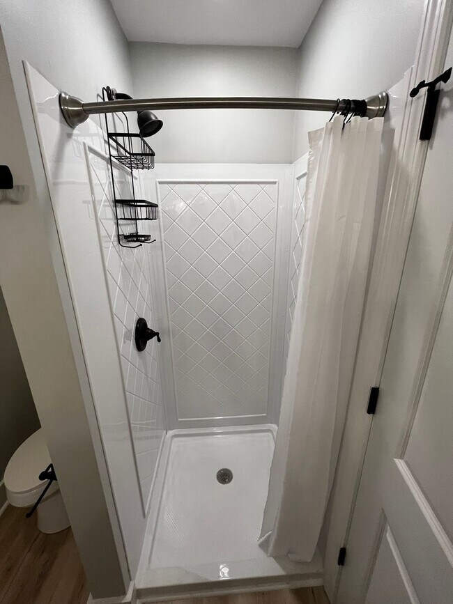 Building Photo - 4Bed/3Bath Renovated Student friendly housing