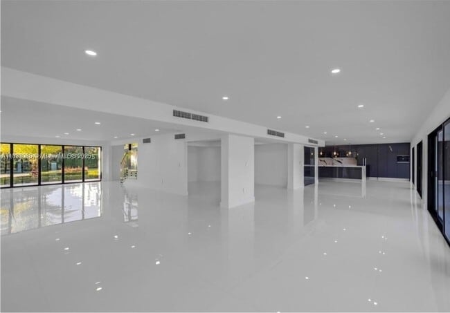 Building Photo - 406 Holiday Dr
