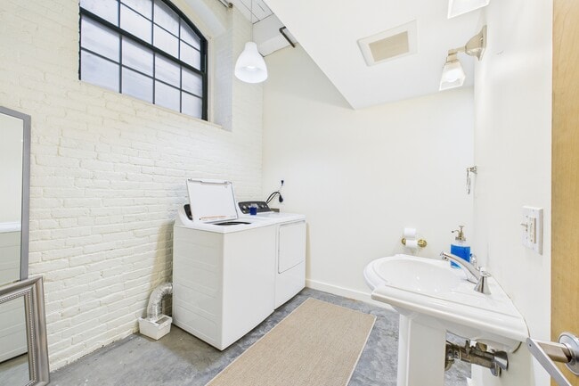 Building Photo - 28 Bayley St