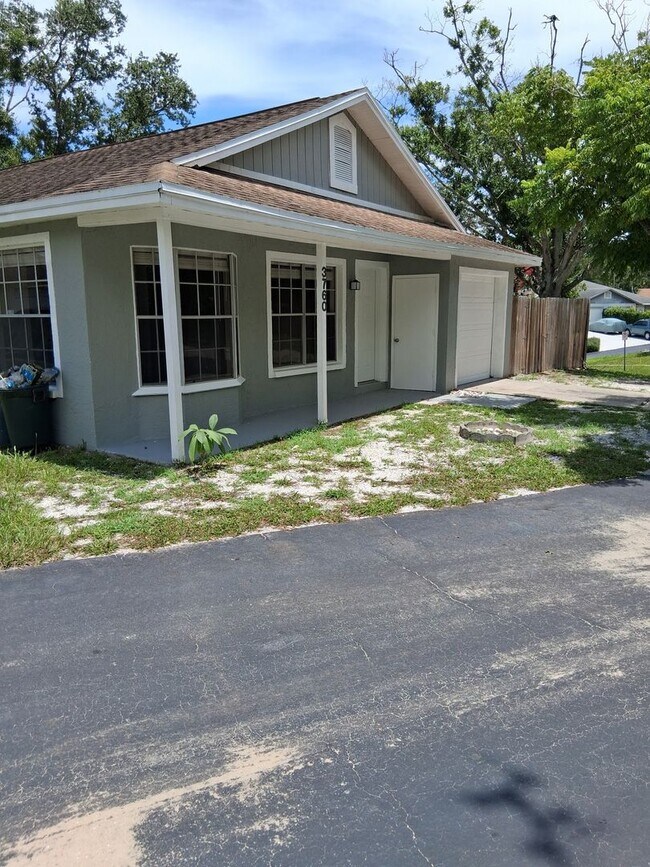 Building Photo - Amazing 3/2 located in desirable Palm Harb...