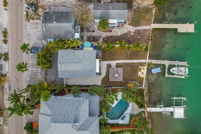 Building Photo - 8441 Bayshore Dr