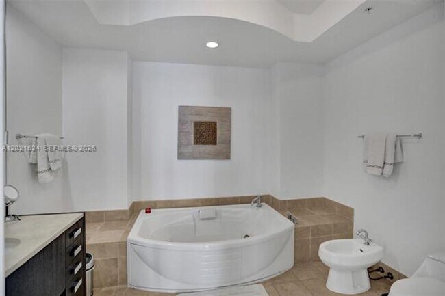 Building Photo - 20000 E Country Club Dr