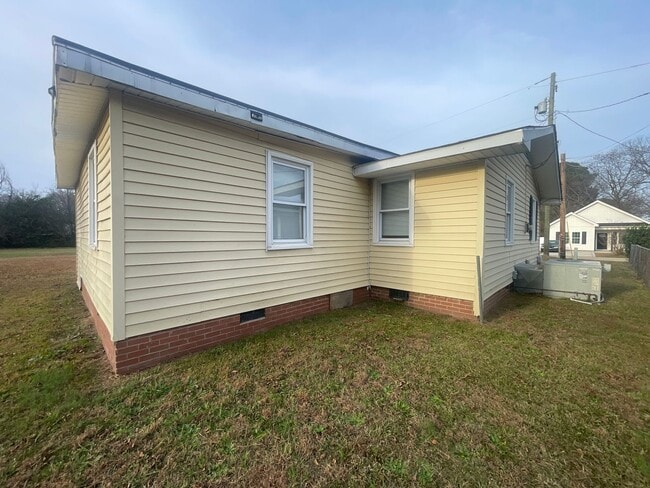 Building Photo - Ranch Located in the Heart of Dunn