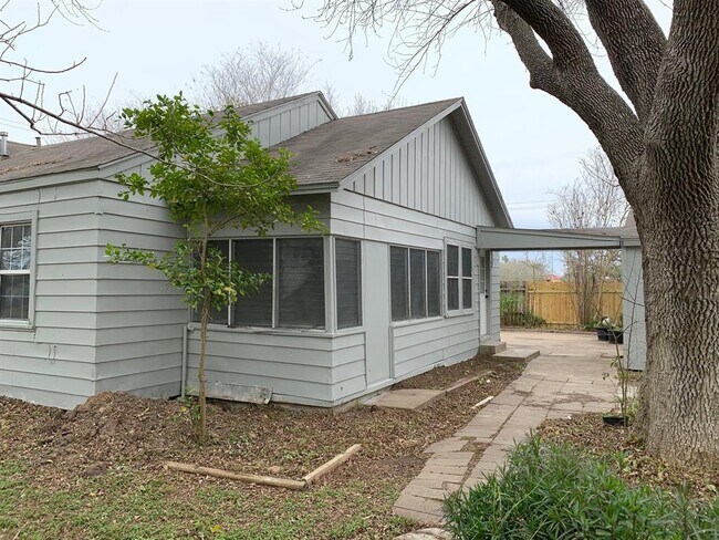 Building Photo - 1209 Avenue G