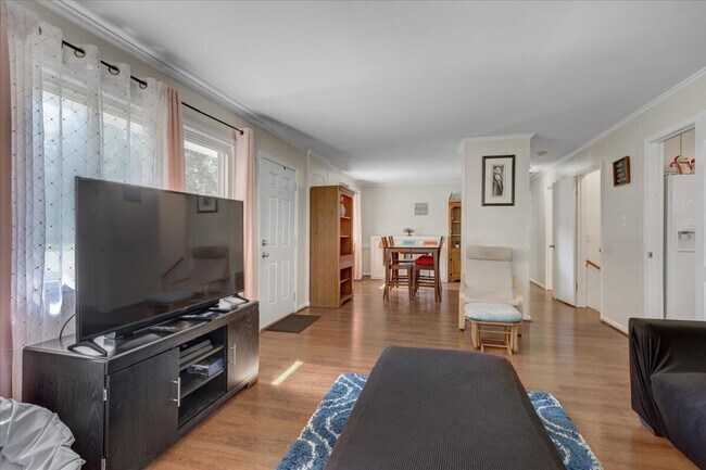 Building Photo - 102A White Oak Dr