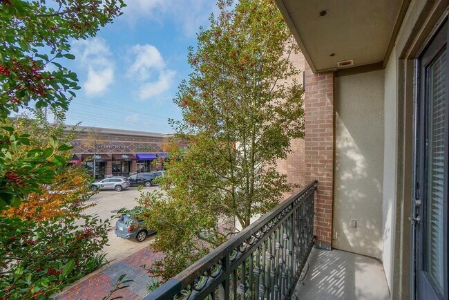 Building Photo - Fully Furnished Sugar Land Town Square Condo – Some Utilities Included