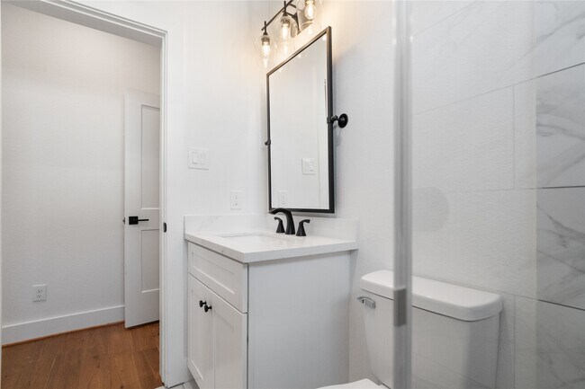 Building Photo - 1122 Hogan St