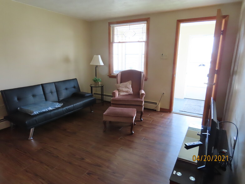 Living room with smart TV - 307 Center St