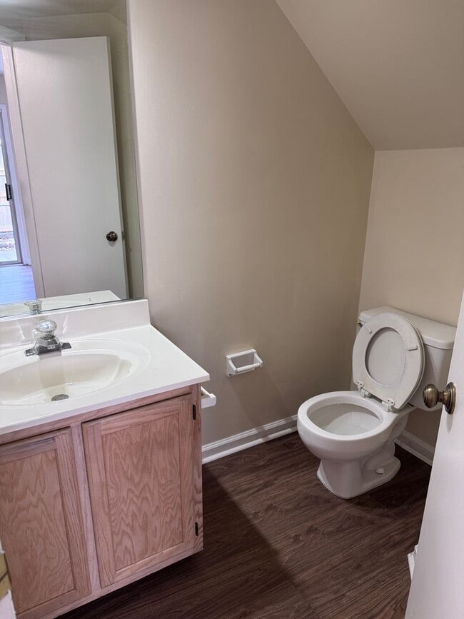 Building Photo - 2 Br 2 Bath