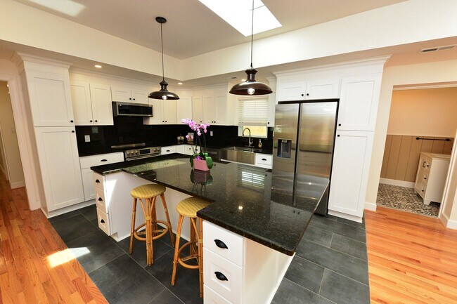 Building Photo - 817 Englewood Dr