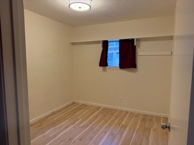 Building Photo - 3-Bedroom, 1-Bathroom Home on 2 Acres in A...