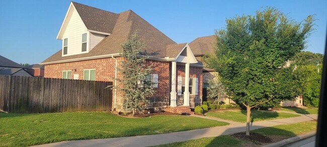 Building Photo - 3 bedroom 2.5 bath / Community pool / 2 ca...
