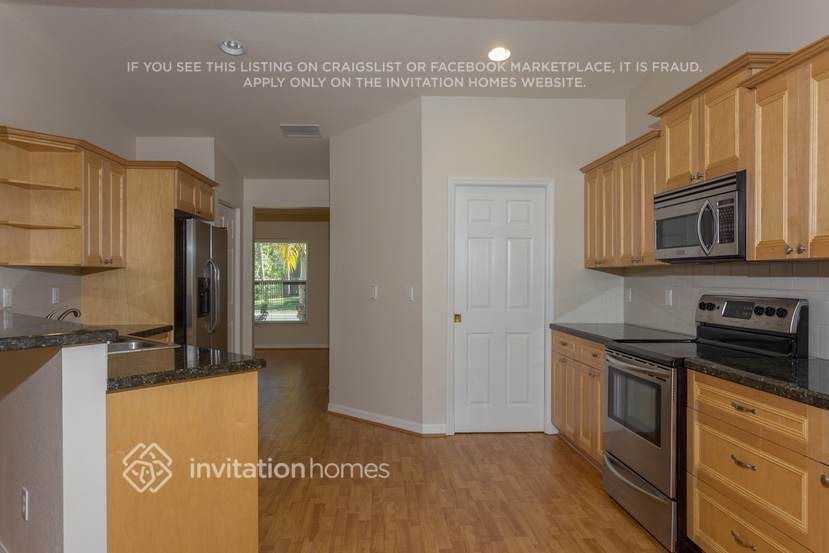 Building Photo - 833 SE Lansdowne Ave