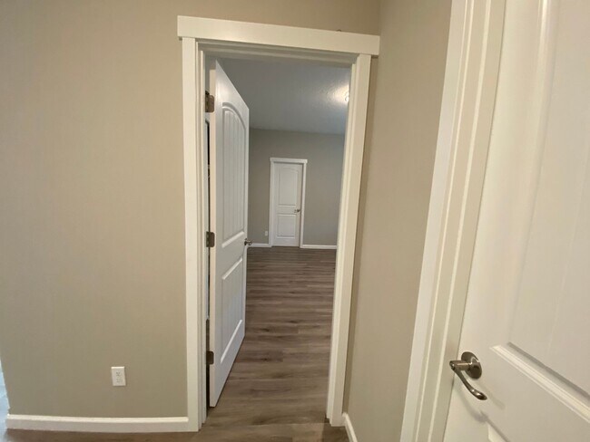 Building Photo - 556