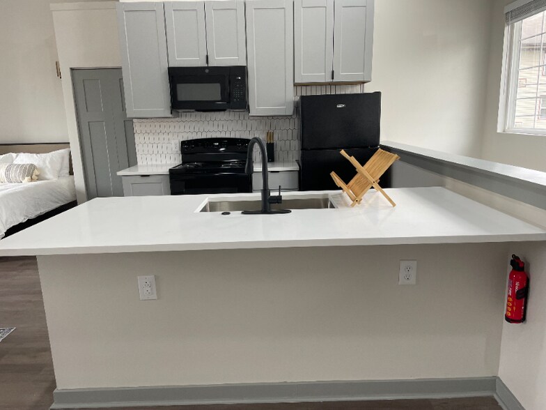 Building Photo - 2253 N Kenwood Ave