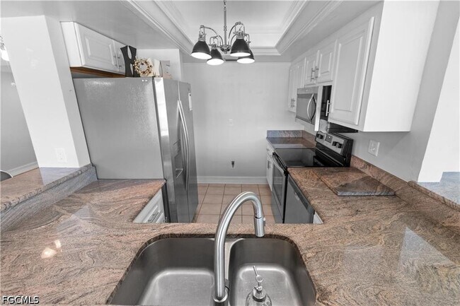 Building Photo - 5665 Trailwinds Dr