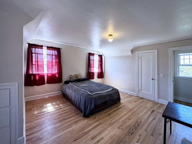 Building Photo - 540 Van Buren St