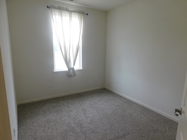 Building Photo - 944 Darwin St