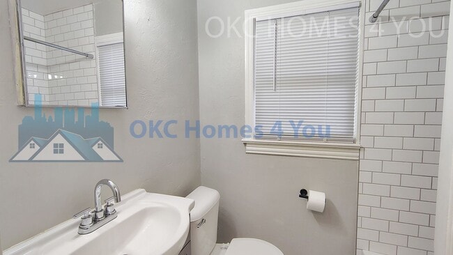 Building Photo - Charming 2 Bedroom near I-44 & May Ave.