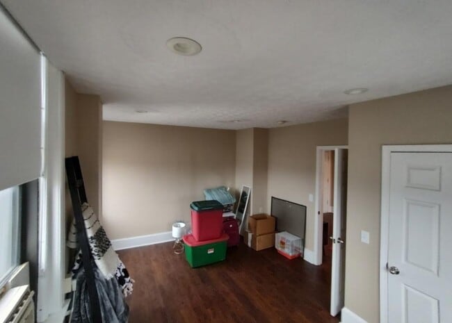 Building Photo - 910 4th Ave