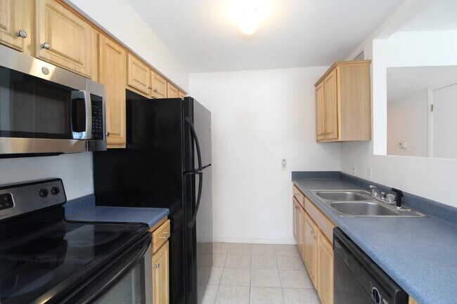 Building Photo - Bayfront 2BR/2BA Condo at Bayview Terrace ...