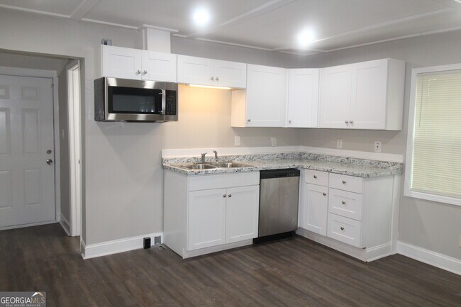 Building Photo - 615 Snelson St
