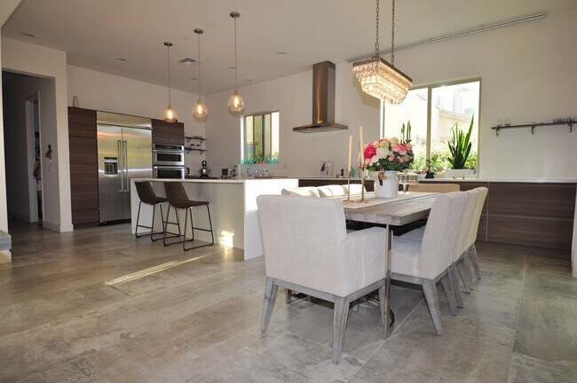 Building Photo - Stunning 5bed/3bath 2771 sq/ft Gilbert Home!