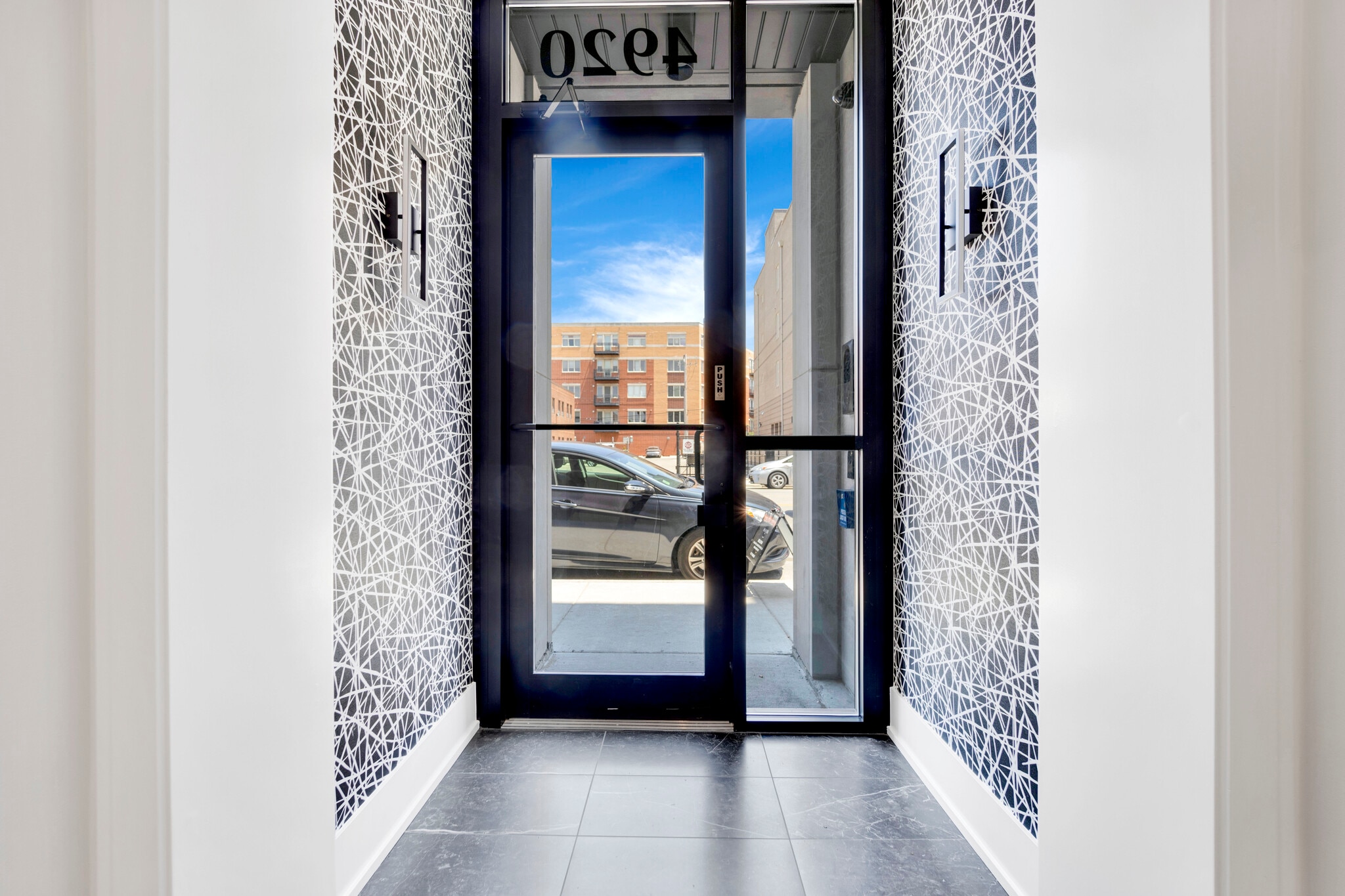 Building Photo - 4920 N Lincoln Ave