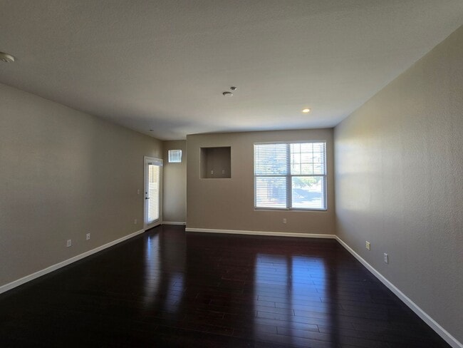 Building Photo - Awesome 2 bedroom 2 bath unit!