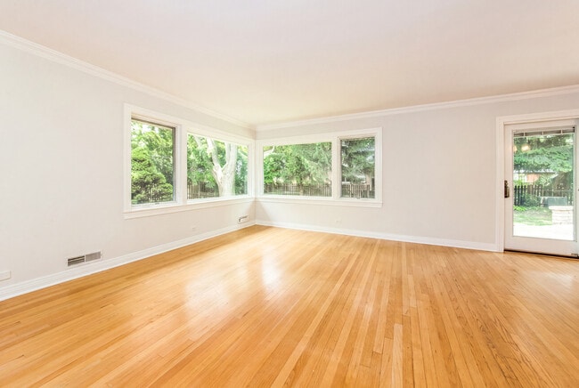 Building Photo - 924 Brookline Ln