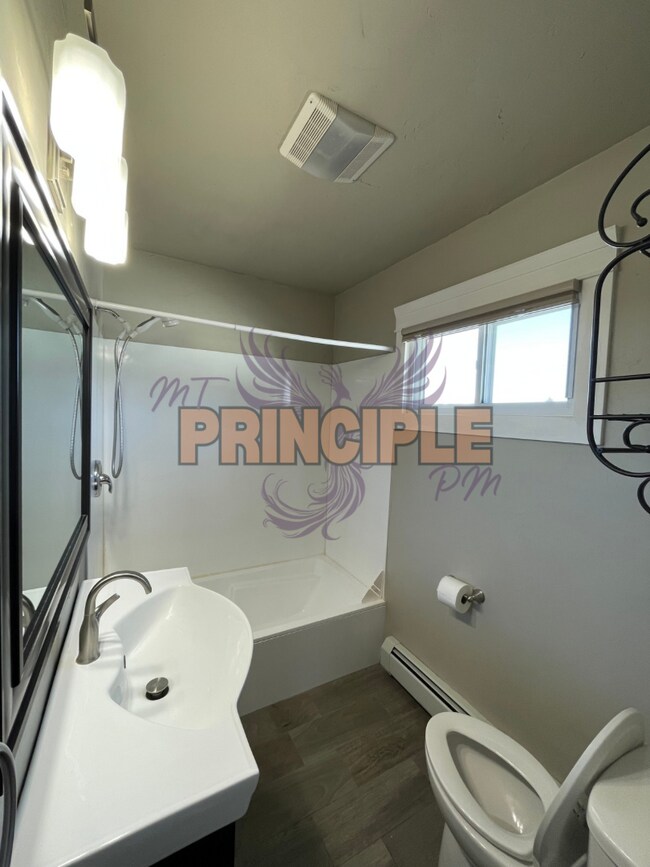 Building Photo - Charming 2-Bedroom Home on the Flats