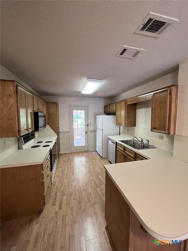 Building Photo - 2104 Terrace Dr