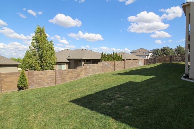 Building Photo - 4 bed, 4 bath home in Kennewick