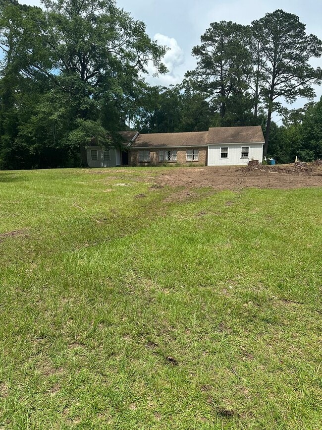 Building Photo - 1040 Fort Dale Rd