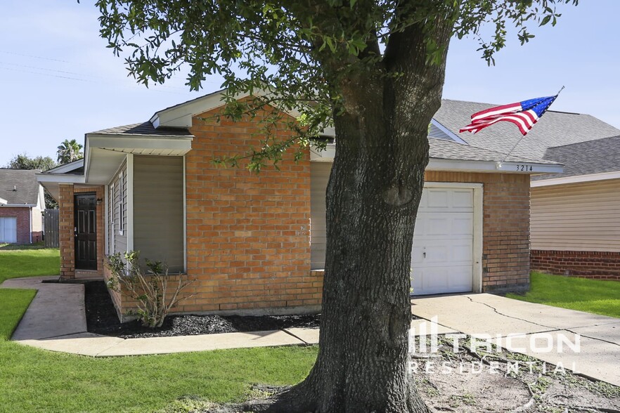 Primary Photo - 3214 Kelling St