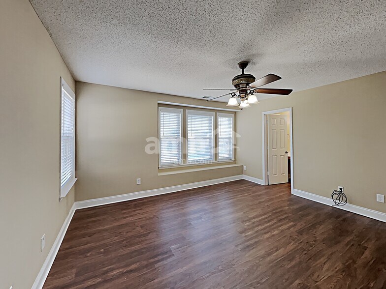 Building Photo - 13634 Riding Hill Ave
