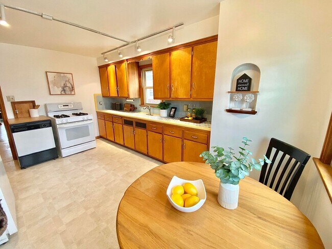 Building Photo - 2787 N Sholes Ave