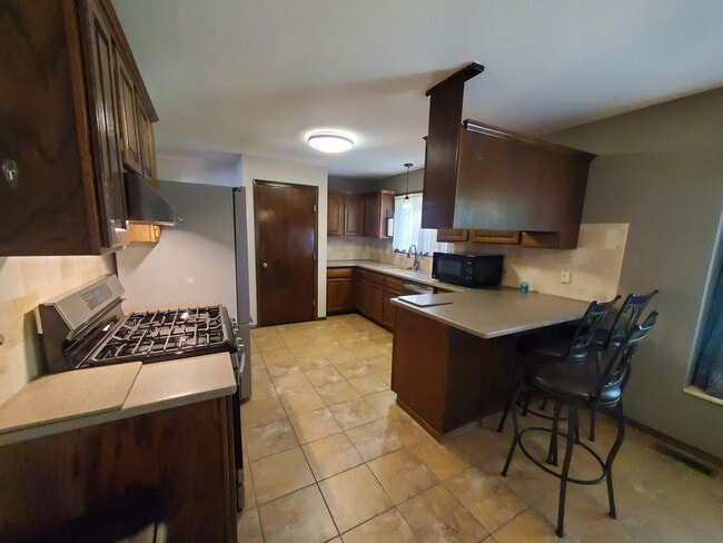 Building Photo - Large Family home in Chelsea Est. just SW ...