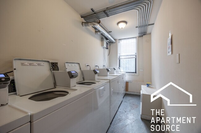 Building Photo - 4737 N Hermitage Ave