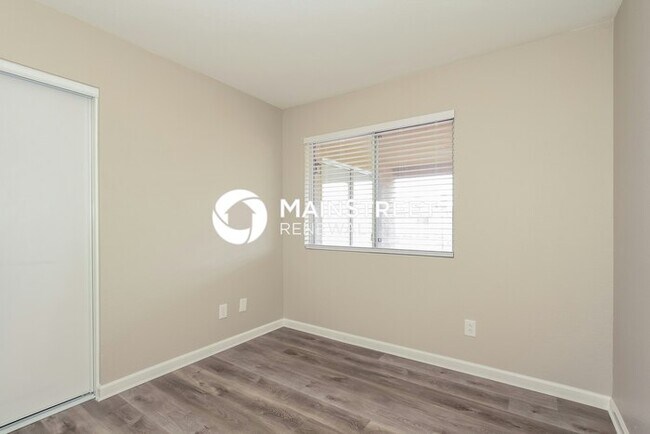 Building Photo - 4 Bedroom Pet-Friendly Home in PHOENIX, AZ with Main Street Renewal