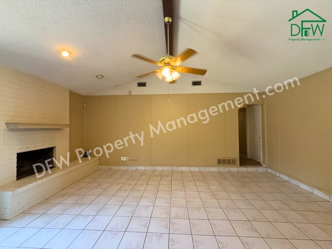 Building Photo - Charming 3-Bedroom Home with Fenced Backyard & Fireplace in Arlington!