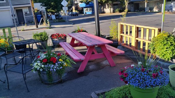 Walking distance from Maple Leaf coffee shops - 9800 Roosevelt Way NE