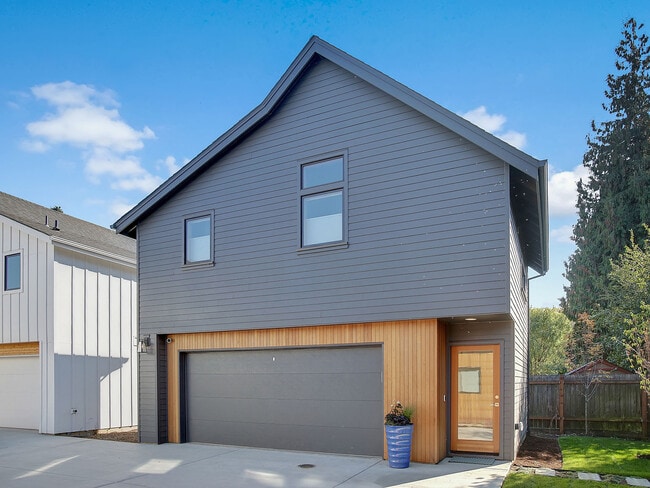 Building Photo - 2038 NE Morgan St